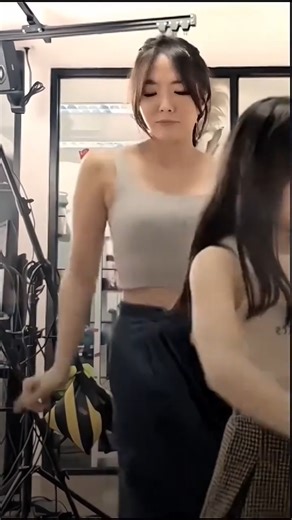 Gisella Anastasia Fans 💫 on Instagram: "Gisella Anastasia (Gisel) adalah seorang selebriti Indonesia yang dikenal sebagai penyanyi, aktris, model, dan pembawa acara. 👩‍🎤 Siapa Dia? Nama lengkapnya Gisella Anastasia Suryanto, lahir pada 16 November 1990 di Surabaya, Jawa Timur. Ia mulai dikenal publik setelah menjadi runner-up Indonesian Idol Musim 5 pada tahun 2008. 🎶 Karier Setelah Indonesian Idol, Gisel merilis beberapa single, tampil di berbagai acara televisi, serta berperan di sejumlah