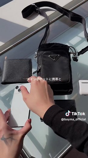 PRADA隠れ名品👜！ 小さいのに機能性も抜群◎ 今回はPRADAの万能ミニバッグをご紹介！ ☑︎PRADA / Re-Nylon スマートフォンケース 公式価格 → ¥156,200 BUYMA出品価格 → ¥124,889~ ※出品者さんによって価格が異なります ____________________________ 最後まで読んでいただきありがとうございます！ このアカウントでは、メンズファッションの最新情報や人気ランキングなどを発信中 気になるアイテムやご質問はコメントまで #バッグ #ショルダーバッグ #メンズバッグ #PRADA #プラダ #プラダバッグ #スマホショルダー #メンズショルダーバッグ #メンズファッション #buyma #buyma購入品