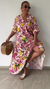 🌴 Wakacyjny luz w najlepszym stylu! 🌴 Ta mega oversize sukienka to totalny game-changer na lato ☀️ Lejący materiał, wakacyjne wzory i krój, który swobodnie układa się na sylwetce – bez ściskania, bez kompromisów. Załóż ją do sandałów, trampek albo na strój kąpielowy – i jesteś gotowa na każde lato! 🌊 | Bamala Garderoba