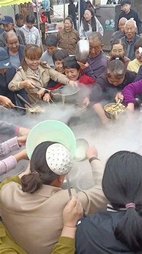 Người dân trong làng được ăn miễn phí #cuocsongtrungquoc #short