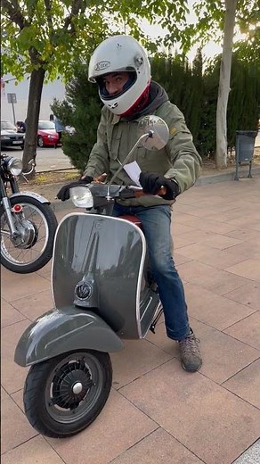 🔥 La Vespa clásica que nunca pasa de moda 😍🇮🇹 #motos