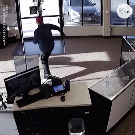 This might be the worst robbery attempt ever