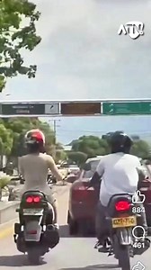 En video quedó registrado el momento exacto en el que un delincuente le robó una pulsera de oro a una mujer que iba en una moto Bws por la Avenida Demetrio Mendoza de Cúcuta y luego huye tranquilamente en su motocicleta a la cual se le alcanza a ver la placa. Las autoridades ya se encuentran siguiéndole el rastro. | ATN Televisión