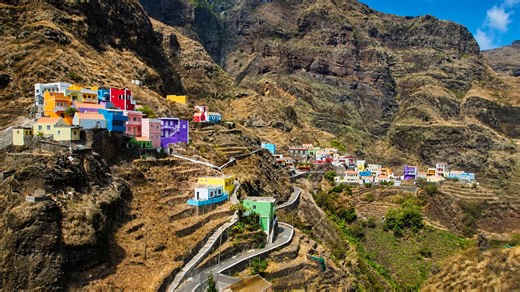 Casas aferradas a una escarpada ladera de montaña