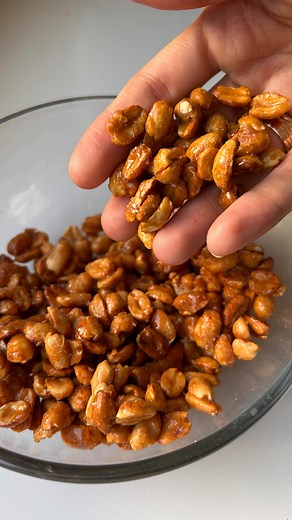 🥜 Maní saborizado con miel crocante, dulce y adictivo Una vez que lo probás… no hay vuelta atrás 😍 Se hace en 10 minutos, con pocos ingredientes y queda perfecto para tener siempre listo, para regalar o para una picada distinta 👌 🌟 Ingredientes: • 1 taza de maní crudo (con o sin piel) • 2 cdas de miel • 1 cda de azúcar (opcional, para más crocante) • 1 pizca de sal ⸻ 👩‍🍳 Paso a paso: 1. Tostá el maní en sartén o al horno 10-15 min (a 180 °C) si es crudo. Si ya está tostado, salteá directo.