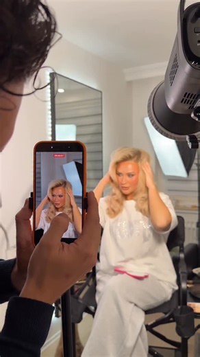 Erza on Instagram: "✨Schöne Haare & ein festlicher Look bringen mir nichts, ohne die Perfekten Styling Produkte und ohne die perfekte Glow-Base!✨ amazing beauty gifts, available @zalando #zalandostyle @cliniquegermany @bumbleandbumble.de @originsgermany @drjart_eu #cliniquegermany #bumbleandbumblegermany #originsgermany #dr.jart_EU | anzeige‘"