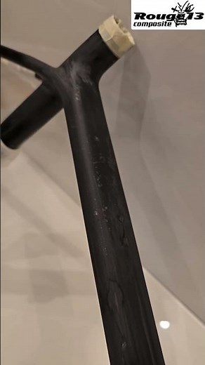 Une casse carbone massive sur ce cadre de vélo