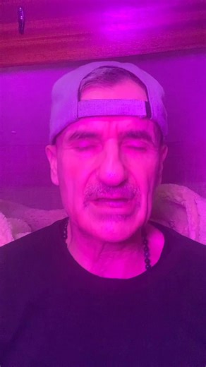 Woda – pierwszy suplement diety, o którym wszyscy zapomnieli Zanim wrzucisz w siebie magnez, kolagen czy adaptogeny… Zacznij od tego, co najprostsze. Najstarsze. Najbardziej żywe. WODA. Ale nie byle jaka — woda, która współpracuje z Twoim ciałem. Pij małymi łykami, często. Twoje ciało kocha delikatność, nie ataki litra na raz. Woda źródlana to królowa. A jeśli nie masz — filtrowana szczypta soli himalajskiej/kłodawskiej. To jak “włącznik” dla elektrolitów. Rano: szklanka z odrobiną cytryny. Budz