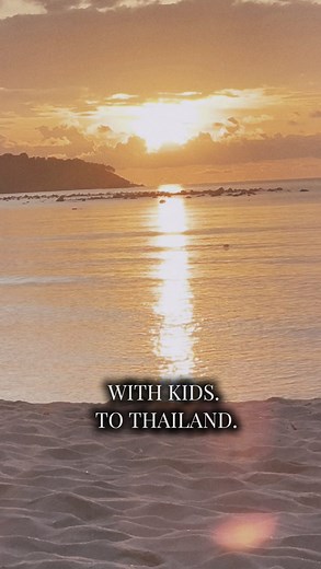 BEN JE NIET BANG OM TE VERHUIZEN MET KINDEREN?⁉️ Bang waarvoor precies? • Dat ze ongelukkig worden? Kijk even naar Mexxie en Bodie op het strand, lachen, spelen, vrij🥹 • Dat ze niemand hebben daar? Een groot deel van mijn familie woont daar, waaronder ons neefje Mason, en die jongens zijn gek op elkaar🙌🏻 • Dat ze minder leren? Ze worden juist wereldwijs, zien andere culturen, leren nieuwe talen en groeien op in de natuur🌴 • Dat ze te veel moeten wennen? Kinderen wennen sneller dan wij, geef 
