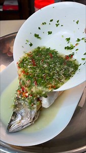 46K views · 17K reactions | Siakap steam limau untuk harini  Bahan-bahan: -1 ekor siakap -2 btg serai -1 inch halia -4 helai daun limau purut -daun ketumbar -6 tangkai cili api merah -8 ulas bawang putih -2 sudu makan sos ikan -1 sudu kecil garam -3 sudu kecil gula -3 biji limau nipis -sedikit air -1 biji hirisan limau nipis (hiasan) #siakapsteamlimau #aididrosdi #resepisimple #resepimudah #siakapsteam | Aidid Rosdi | Facebook