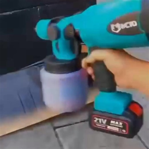 Revoluciona tus proyectos de pintura!!🤩 Olvídate de los molestos cables y mangueras enredadas con nuestro compresor de pintura inalámbrico. Da la bienvenida a la máxima libertad de alcance y facilidad de pintar. Con nuestro compresor de pintura inalámbrico ahorra tiempo y pintura💪💪 ✅Ligero ✅Ahorra pintura ✅Sin mangueras ✅Sin cables ✅Acabado sin imperfecciones ¡Pinta donde quieras! | Hogar con torque