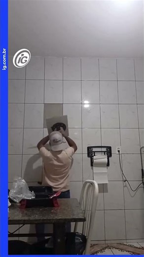 Homem testa ventosa de sucção e acaba arrancando o revestimento da cozinha