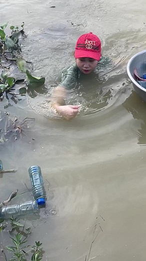 39K views · 429 reactions | Amazing Fish Trap With Survival Skills | Survival with Emma | Facebook