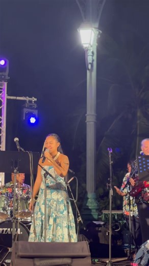 𝗟𝗮 𝗳𝗲̂𝘁𝗲 𝗰𝗼𝗻𝘁𝗶𝗻𝘂𝗲 ! Royal Band démarre maintenant sur la scène 3 (place Vai'ete) pour un bal populaire qui va faire danser tout le monde. Venez danser, chanter et célébrer ce Matari‘i i ni‘a comme il se doit 💃🎶 | Tahiti Tourisme