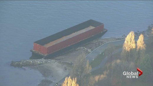 Barge washed up on Vancouver’s Sunset Beach won’t be moved until Sunday - BC | Globalnews.ca