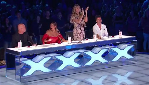 O nome é Dimash Kudaibergen, Cazaquistão, 23 anos. Seu alcance de voz é de 4 tons e 9 semitons, e vai de barítonos a soprano sem dificuldade. Algo improvável de encontrar. Ele é cantor, compositor, multi-instrumentista e canta em 9 idiomas. Agora reconhecido como o melhor cantor do mundo. Aproveite ! | DUNGA