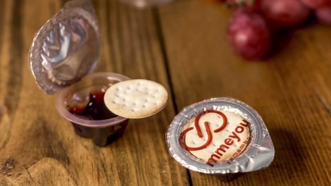 Mmeyou Holy Communion Crackers Set, (100 Pieces) Individual Prefilled Communion Cups with Crackers and Juice, Church Worship Supplies, Religious Service Elements, Mmeyou Communion Cups Jewish Matzo Cracker with Red Grape Juice - All in one packaged communion set. (100)
