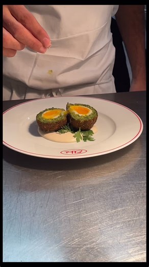 Fred Ricou on Instagram: "Ouvert depuis fin mai, Elbi @restaurantelbi est la nouvelle adresse d’Omar Dhiab (@omardhiab_) dans le 10e arrondissement. Aux commandes de la cuisine, Nelson Vallée (@vallee.nelson) défend une carte vivante et lisible, inspirée des racines égyptiennes et tunisiennes du chef propriétaire. Ici, tout se pense en modes de cuisson – vapeur, frit, rôti ou à température 37,5 °C – pour révéler le produit dans sa saison. On retrouve dans un esprit canaille les grands classiques