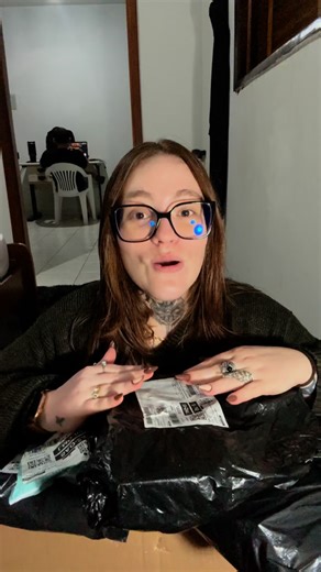 Carolina Arruda on Instagram: "Para encontrar os produtos na Shopee, você pode simplesmente copiar o ID e colar na barra de pesquisa do app. Outra opção é tirar um print dessa tela, abrir o print na galeria do seu celular, selecionar o link que aparece, copiar e depois colar no navegador. 🛁 Kit banheiro completo: ID: AXP-PMP-ZMN Link: https://s.shopee.com.br/70B8IiXspY 🧴Desodorante para hiper-hidrose: ID: CEM-FKF-DJP Link: https://s.shopee.com.br/6VErib2SVg 🚽 Ducha higiênica: ID: CMA-PCX-KNS 