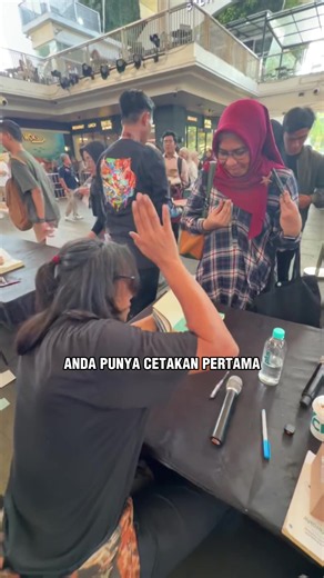 Sungkem🙏. Ibu ini punya banyak novel J.S. Khairen dari cetakan pertama! — Cek akun @Toko Buku JSKhairen untuk pesan novel bertanda tangan sekarang!