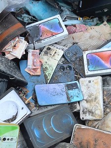 7.6M views · 10K reactions | OMG螺螺殺.....Many Phones At The Landfill...#Samsung #iphone13 #apple #Repost #iphone #restoration #smartphone #smarthome #OPPO #reelsvideo #vivo #iphone15 #reelsfb #mobile #iPhone15 #abandoned #Huawei #ipad #reelsviral #restore #iphone14 #Macbook #reelsinstagram #iphone16promax #iphone14promax #phone #iphone12promax #iPhone16 | Restore Urphone | Facebook