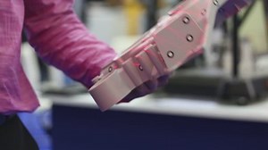 clip-1010348609-engineer-scans-part-3d-scanner