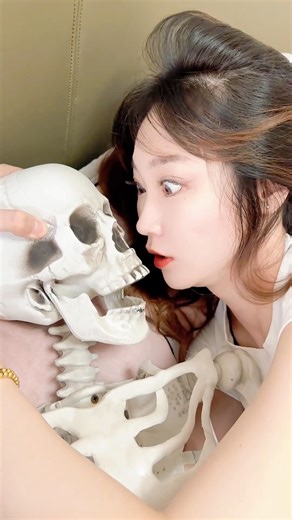 Using Two Fake Skull Props to Scare My Girlfriend!