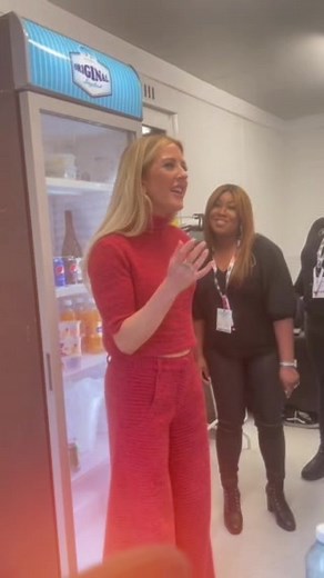 Pre show warm ups with my incredible backing singers 💛🎶