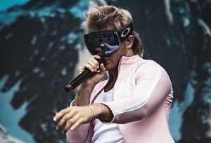 Ski Aggu: „Denk mal drüber nach…“-Tape schafft es an die Chartspitze - Musikexpress