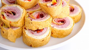 🍽 Recipe: https://chefsavvy.com/italian-pinwheels/ If you’re looking for a colorful, delicious, crowd-pleasing appetizer, stop searching! You’ve found it in these Italian Pinwheels. They’re packed with your favorite Italian lunch meats, provolone cheese and peppers! All rolled up with a delicious Italian cream cheese spread to hold it together. Perfect for a game day or any special event Appetizer! Love easy game day foods like these? Visit chefsavvy.com for more! | Chef Savvy