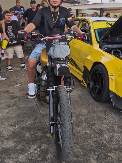 Show de Acrobacias y Trompos en el Auto