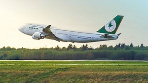 25 years ago, EVA AIR started its very first long haul flight from Taipei - Los Angeles on 12 December 1992. Let's rewind time & witness all the historical moments with "The Queen of the Skies" EVA AIR Boeing 747-400. #TheQueenOfTheSkies #Boeing747 #EVAAIR #OnThisDay 🛫 http://bit.ly/2vHp8Rq | EVA Airways Corp. 長榮航空
