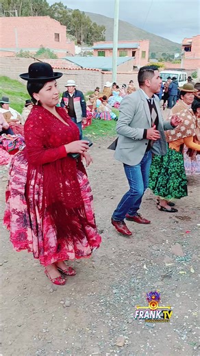 Cargo Salientes: Edwin Cutile y Celia Choque en Santiago de Huata