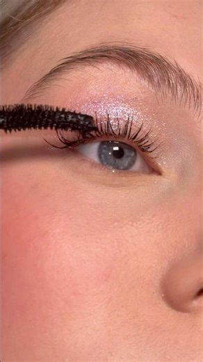 EASY GLITTER EYESHADOW TUTORIAL ✨ #glittermakeup #makeuptutorial #easymakeup