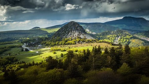 Vues panoramiques prises par drone sur la majesté des Alpes en Auvergne-Rhône-Alpes