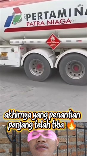 antri panjang akhirnya telah usai pom bensin ini kedatangan truk pertamina
