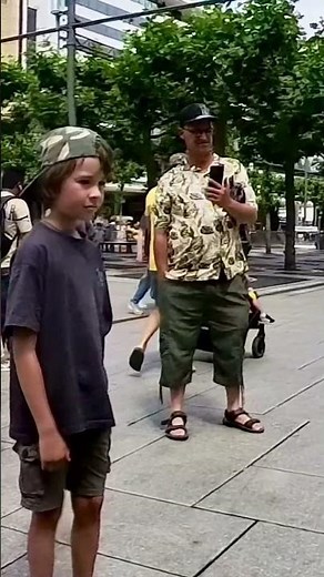 Busking with Looper in Frankfurt - Suzie Q #shorts
