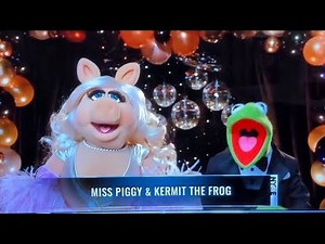 Kermit and Miss Piggy tease “The Muppet Show Special” on New Years!