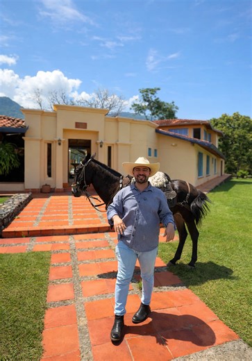 THE REASON I MOVED TO COLOMBIA 🇨🇴⬇️ 1️⃣ Affordability & Quality of Life — Colombia gives you more for less. From housing to daily expenses, your money simply goes further here. You get a higher quality of life without the high cost of living. 2️⃣ The People & Culture — Colombians are genuinely warm, welcoming, and community-oriented. The culture, energy, and kindness you feel here make every day meaningful and memorable. 3️⃣ Weather, Nature & Experiences — With Medellín’s eternal spring, beach