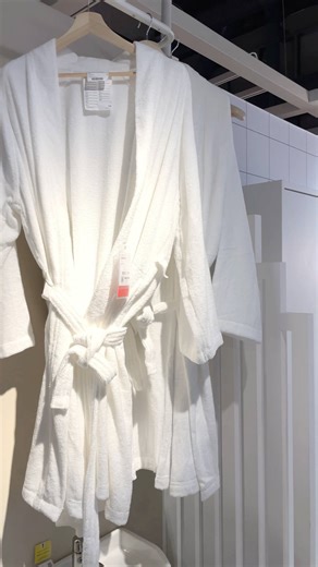 En IKEA sabemos que el baño es un espacio fundamental en tu hogar, un lugar donde te relajas y te renuevas. Por eso,queremos ayudarte a convertirlo en un ambiente agradable y acogedor que refleje tu estilo personal🧖🛁. Las series ÄNGSJÖN y TÄNNFORSEN te permiten organizar tu espacio con su amplio almacenaje, perfecto para organizar objetos mas pequeños, como cepillos, lociones, y accesorios🛒🫧. Planifica tu baño en www.IKEA.com.do✨. #IKEADominicana | IKEA