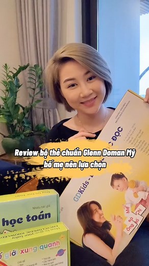 REVIEW BỘ THẺ GLENN DOMAN CHUẨN 🇺🇸 CHO CHA MẸ AN TÂM LỰA CHỌN 🌻 Cha mẹ có 2 lựa chọn: Chương trình học Cơ bản và Chuyên sâu 🌻 Mỗi chương trình bao gồm 3 bộ thẻ: Dạy bé học Đọc, Dạy bé học Toán, Thế giới xung quanh Phân biệt bộ thẻ Glenn Doman theo tiêu chuẩn Hoa kỳ 🇺🇸: 🌺 Mặt trước chỉ miêu tả 1 chủ thể duy nhất (1 chữ, 1 hình, 1 số) 🌺 Kích thước thẻ phù hợp với thị lực của trẻ sơ sinh 🌺 Chất liệu giấy IVORY phủ lớp chống cận, chống lóa an toàn cho thị lực của con 🌺 Thẻ được bo góc, chấ