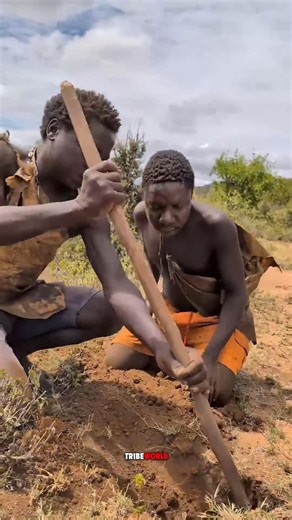 गहरे गड्ढों में बैठकर आदिवासी क्यों करते हैं अपना काम? #facts #shorts #viral #trending #reels #gk