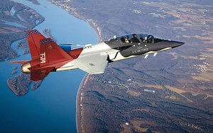 波音T-7A红鹰教练机拼接的名字和机身