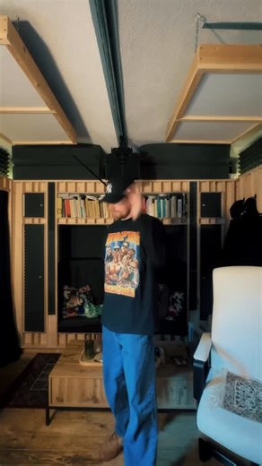 Myslim na ty fans, jestli i když chilluju, tak pouštěj alba, na parketu jedou dance 🕺🏼✨ Co z mý dílny poslední dobou jedete nejvíc? 🎧 Jinak červen se vidíme tu 👇🏼 20/06 Plzeň @summercityfest_official 28/06 Ústí n/L. @underthebridgemusicfestcz Tam rozjedeme dance společně 💥 | Paulie Garand