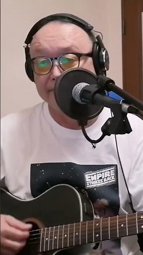 ユニクロで買ったスターウォーズ T シャツを着てユニクロの CM のYouサザンオールスターズの曲