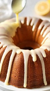 Quick Recipe: Easy Lemon 7UP Cake 🍋🥤 A moist, airy lemon cake made with 7UP (or any lemon-lime soda) for a bright flavor and tender crumb—perfectly simple and refreshing! Ingredients 🍰 Cake 1 box (15.25 oz) lemon cake mix 1 box (3.4 oz) instant lemon pudding mix 4 large eggs ¾ cup (180ml) vegetable oil 1 cup (240ml) 7UP, Sprite, or Sierra Mist (room temperature, not diet) 🍋 Lemon Glaze 1 cup (115g) powdered sugar, sifted 2–3 tbsp fresh lemon juice 1 tsp lemon zest (optional) 🍋 Optional Garn