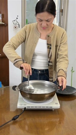 I boiled black sesame glutinous rice balls into black sesame paste. It's really awkward.