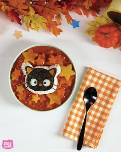 Get into the fall spirit with this supercute and super yummy pumpkin curry featuring Chococat! Watch to follow along the recipe on the #HelloKittyandFriends YouTube channel! Watch now: https://youtu.be/OmBREL6-aPI?sf182046139=1 | Sanrio