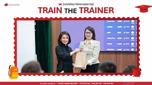 🌟 Mô hình ELC (Experiential Learning Cycle) - Học tập thông qua trải nghiệm! 🌟 🔍 Xuất phát từ tư duy của David A. Kolb, một nhà nghiên cứu về hành vi và năng lực tổ chức, Mô hình ELC đã được đưa ra trong giai đoạn từ 1976 đến 1984 và bao gồm 4 bước quan trọng: 1️⃣ Trải nghiệm (Doing): Tham gia, trải nghiệm một tình huống vừa/ đã xảy ra chứa đựng Vấn đề cần quan tâm hoặc nội dung bài học (một phần/ toàn bộ). 2️⃣ Phân tích (Reflection): Quá trình nhìn lại tình huống vừa trải qua, phát hiện nhữn