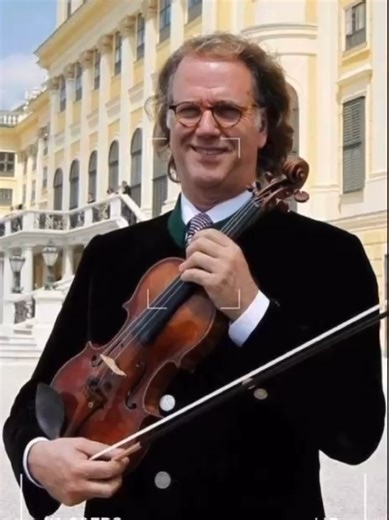 POV: You just realized how legendary Andre Rièu really is ✨ #andrérieuinconcert #AndréRieulatvia #panflute #violinist #andrerieu #classicalmusic
